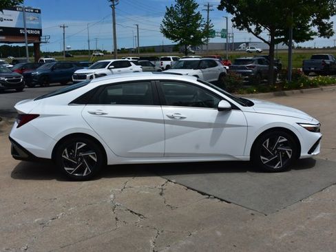 Used 2025 Hyundai Elantra SEL FWD image 4