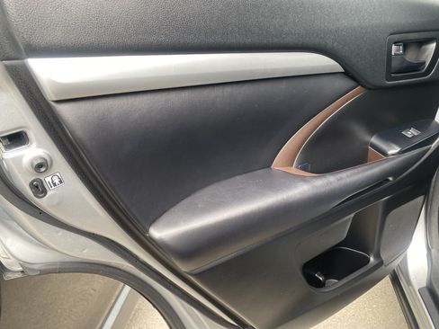 Used 2018 Toyota Highlander Plus FWD image 13