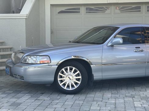 Used 2007 Lincoln Town Car Signature RWD image 2
