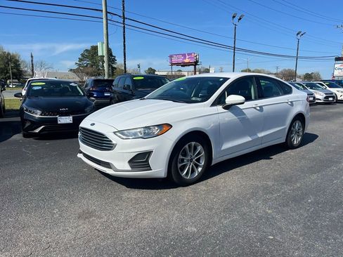 Used 2019 Ford Fusion SE image 2