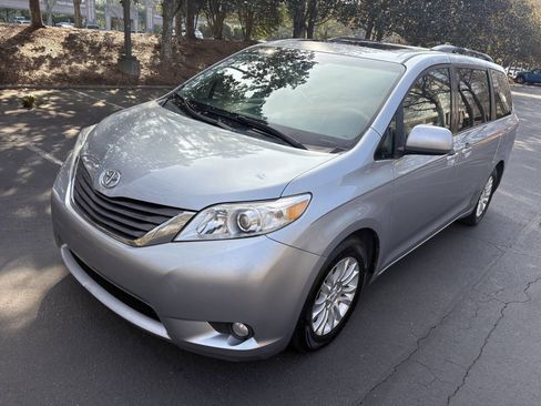 Used 2011 Toyota Sienna XLE w/ Entertainment Pkg FWD image 45