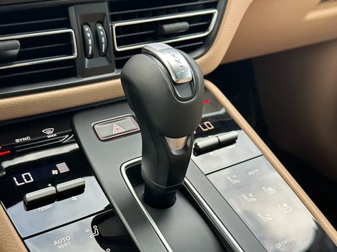 Certified 2025 Porsche Macan AWD/4WD image 24