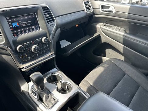 Used 2020 Jeep Grand Cherokee Laredo AWD/4WD image 33