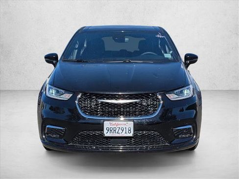 Used 2025 Chrysler Pacifica Select image 2