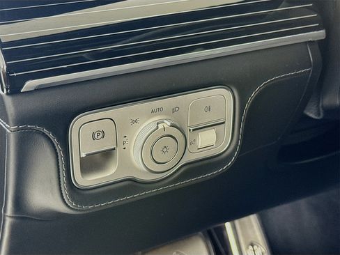 Used 2023 Mercedes-Benz Maybach GLS 600 4MATIC image 11