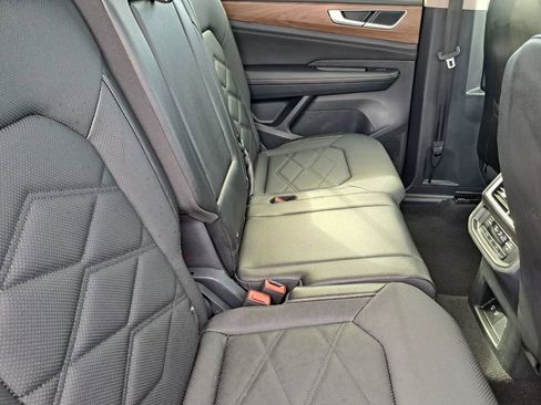 Used 2025 Volkswagen Atlas SE image 20