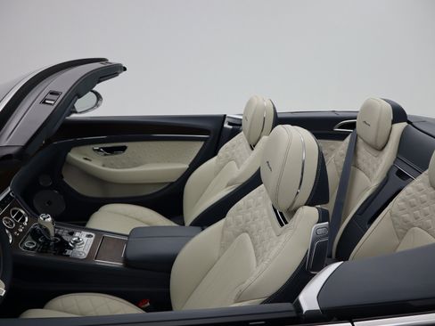 Used 2023 Bentley Continental GT Azure image 51