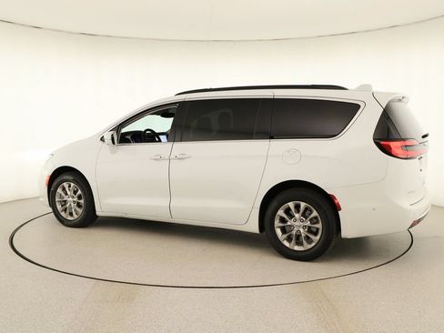 Used 2022 Chrysler Pacifica Touring-L w/ Uconnect Theater Family Group AWD/4WD image 3