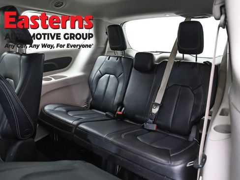 Used 2023 Chrysler Pacifica Touring-L FWD image 27