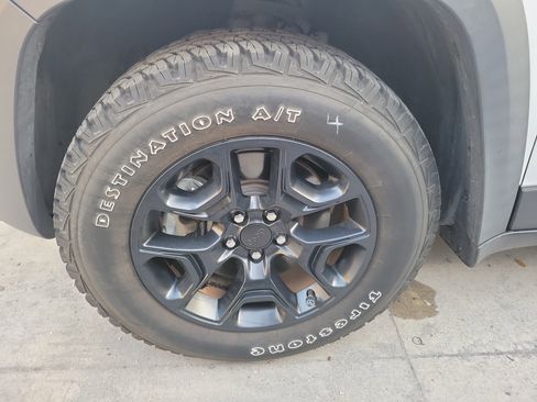 Used 2022 Jeep Cherokee Trailhawk w/ Comfort/Convenience Group image 5