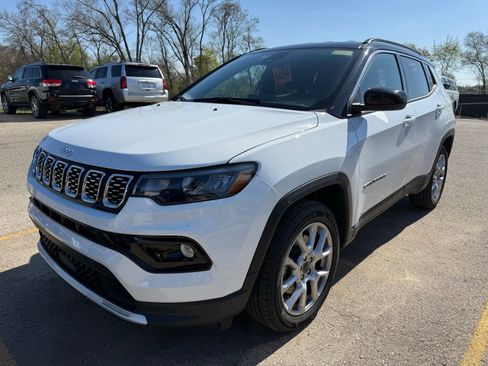 Used 2025 Jeep Compass Limited AWD/4WD image 5