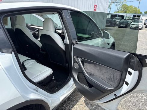 Used 2022 Tesla Model Y Long Range AWD/4WD image 11