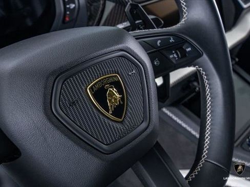 Used 2025 Lamborghini Urus SE AWD/4WD image 41