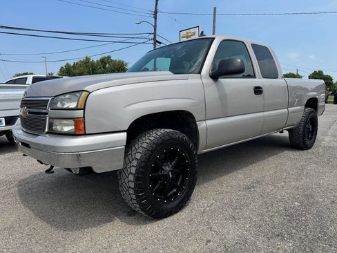 Used 2006 Chevrolet Silverado 1500 LT w/ Onstar Plus Package RWD image 2