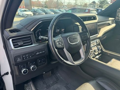 Used 2022 GMC Yukon Denali w/ Denali Premium Package image 16