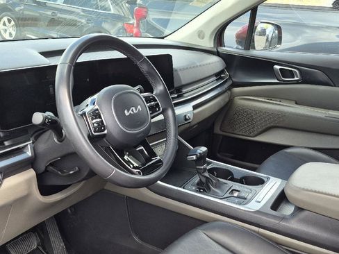 Used 2025 Kia Carnival FWD image 9