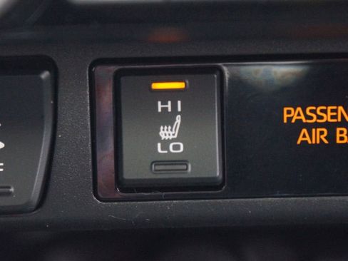 Used 2022 Toyota RAV4 XLE Premium FWD image 8