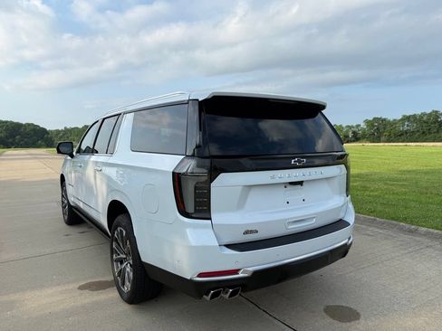 Used 2026 Chevrolet Suburban High Country AWD/4WD image 9