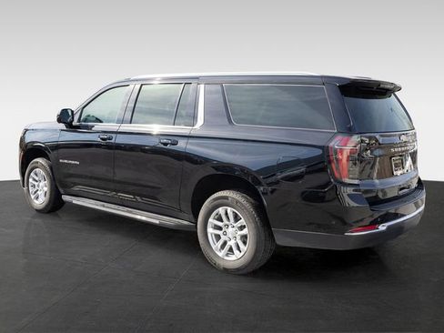 Used 2025 Chevrolet Suburban LT image 7