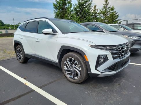 Used 2025 Hyundai Tucson Limited AWD/4WD image 2