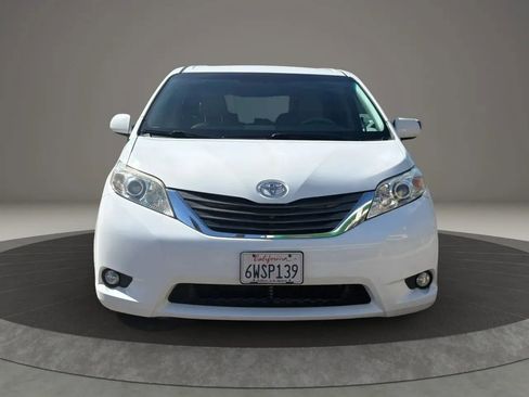 Used 2012 Toyota Sienna XLE image 2