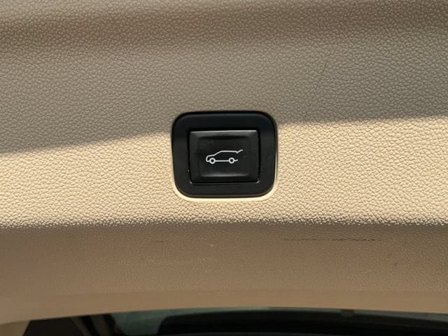 Used 2023 Cadillac Escalade Premium Luxury w/ Performance Package AWD/4WD image 22