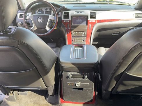 Used 2013 Cadillac Escalade ESV Premium image 39