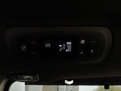 Used 2025 Chrysler Pacifica Limited FWD image 18