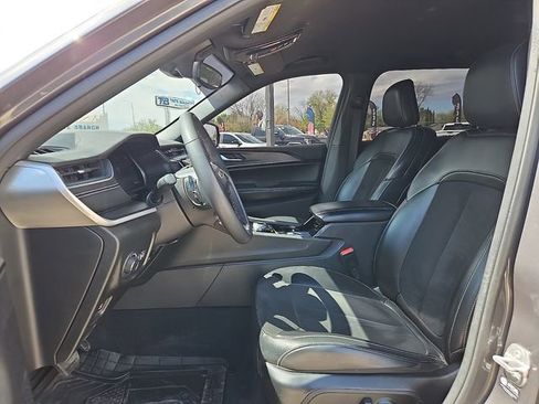 Used 2023 Jeep Grand Cherokee L Laredo image 15