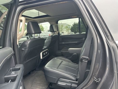 Used 2023 Ford Expedition XLT image 6