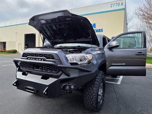 Used 2017 Toyota Tacoma TRD Off-Road w/ Premium & Technology Package image 26