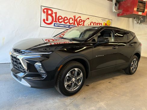 Used 2025 Chevrolet Blazer LT FWD image 2
