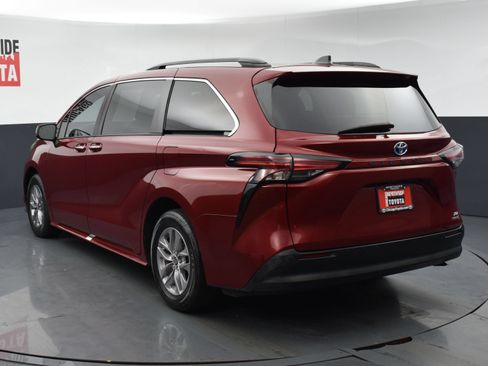 Used 2022 Toyota Sienna XLE FWD image 3