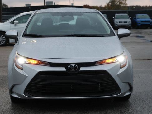 Used 2025 Toyota Corolla LE w/ Convenience Package image 2