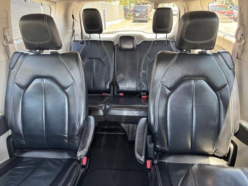 Used 2022 Chrysler Pacifica Touring-L FWD image 41