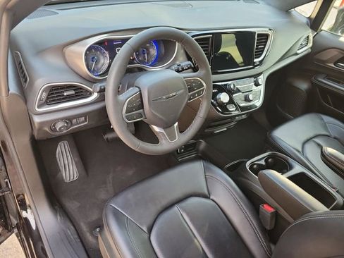 Used 2025 Chrysler Pacifica Select FWD image 9