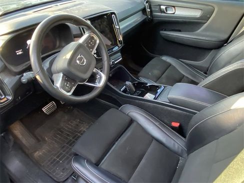 Used 2022 Volvo XC40 P8 Recharge Plus image 9