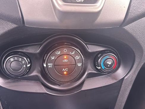 Used 2013 Ford Fiesta SE image 26