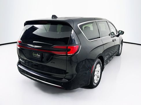 Used 2025 Chrysler Pacifica Select FWD image 9