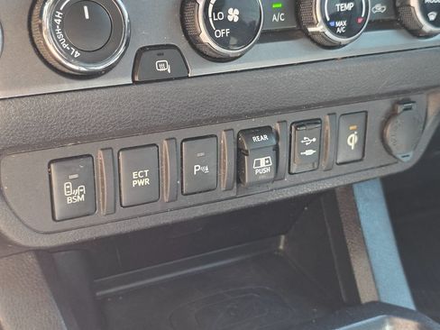 Used 2018 Toyota Tacoma TRD Off-Road w/ Technology Package AWD/4WD image 40