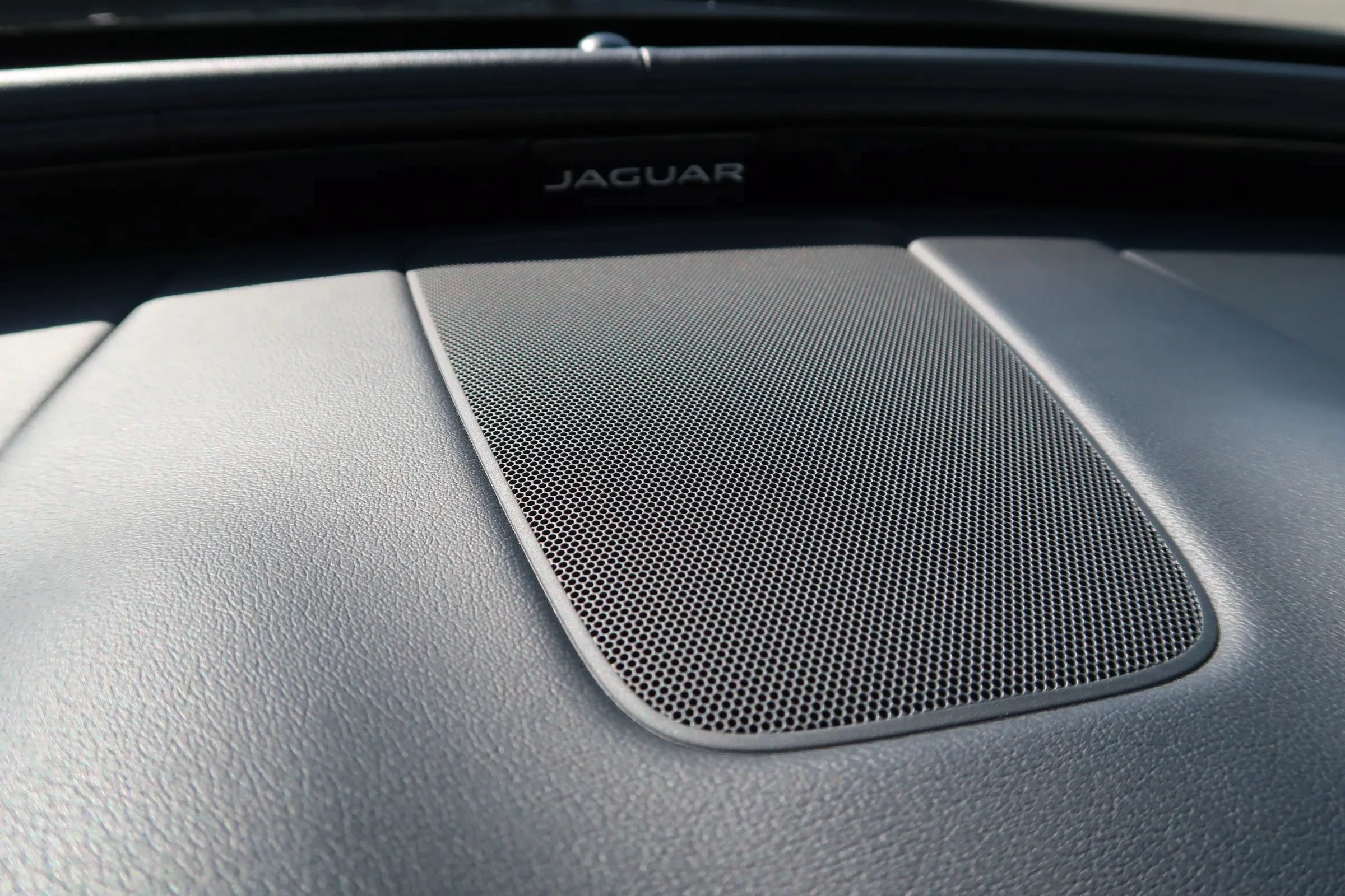 Used 2019 Jaguar XJ R-Sport RWD image 40