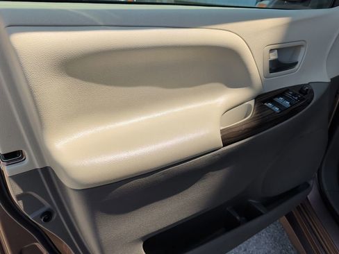 Used 2018 Toyota Sienna XLE Premium FWD image 13