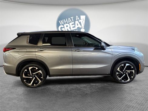 Used 2022 Mitsubishi Outlander SE image 2