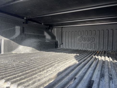 Used 2022 Jeep Gladiator Willys image 31