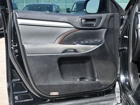 Used 2019 Toyota Highlander LE FWD image 16