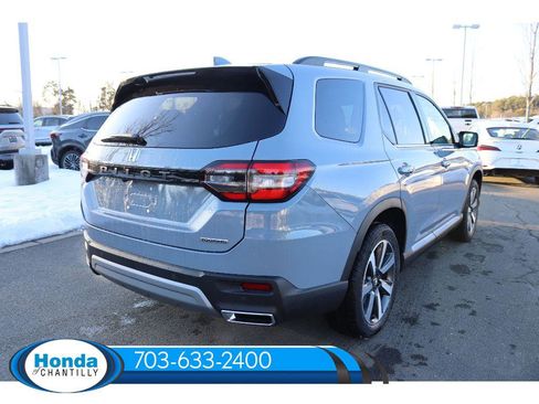 New 2025 Honda Pilot Touring image 7