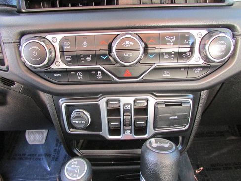 Used 2025 Jeep Wrangler Unlimited Sahara AWD/4WD image 25