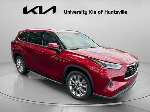 Used 2021 Toyota Highlander Limited FWD image 2