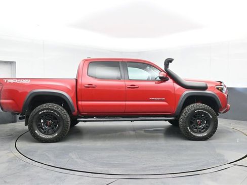 Used 2017 Toyota Tacoma TRD Off-Road w/ Tow Package (A/T) image 15