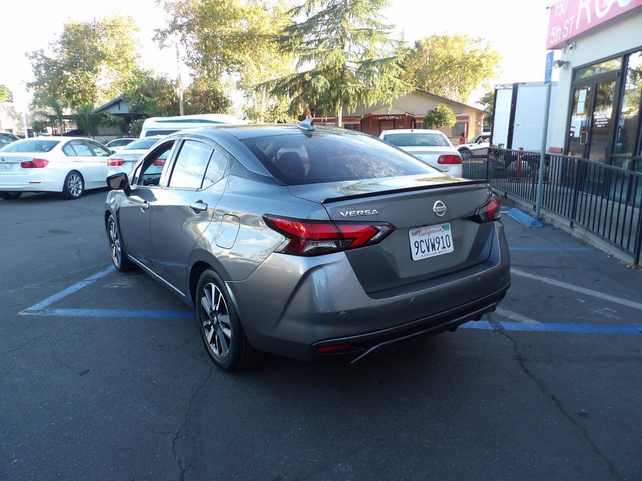 Used 2020 Nissan Versa SV FWD image 4